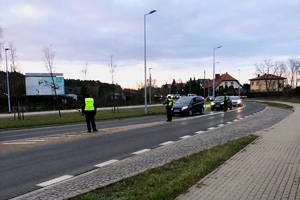 policjant kontroluje trzeźwość kierowcy