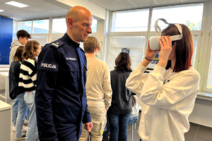 policjant stoi obok kobiety w okularach do oglądania rozszerzonej rzeczywistości