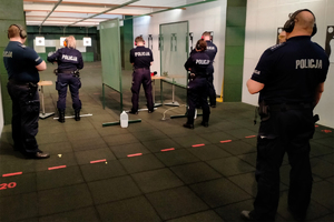 na strzelnicy policjanci celują w kierunku tarczy