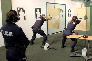 na strzelnicy policjanci celują w kierunku tarczy