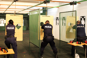 na strzelnicy policjanci celują w kierunku tarczy