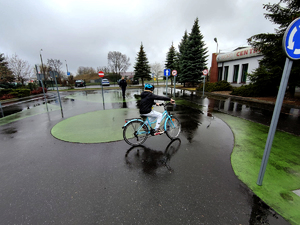 dzieci zdają egzamin na kartę rowerową na placu manewrowym