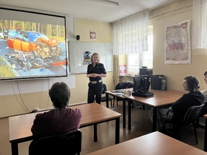 Policjantka rozmawia o bezpieczeństwie w ruchu drogowym