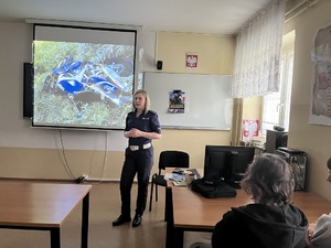 Policjantka rozmawia o bezpieczeństwie w ruchu drogowym