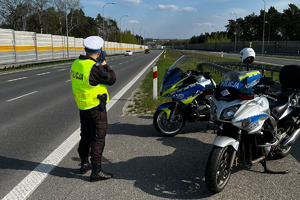 policjant kontroluje prędkość