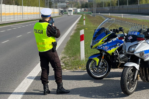 policjant kontroluje prędkość