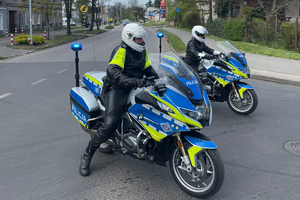 dwóch policjantów na motocyklach