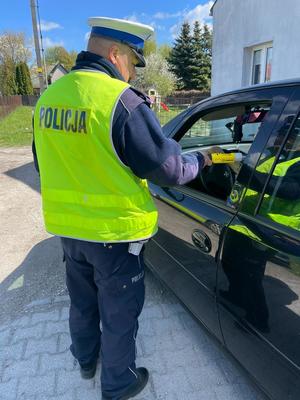 policjant kontroluje trzeźwość