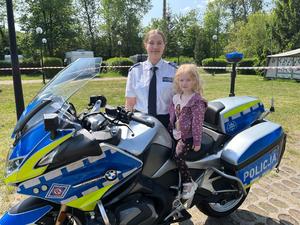 Dziewczynka na policyjnym motocyklu służbowym