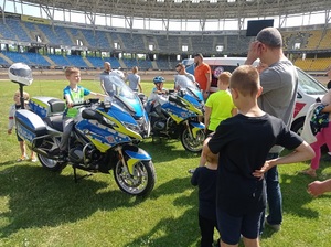 Dzieci na motocyklach policyjnych