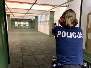 policjantka strzela do tarczy strzeleckiej