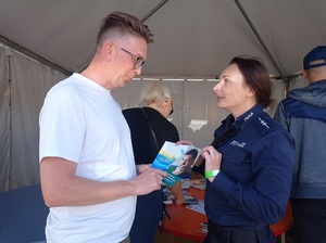 Policjantka rozmawia o zgubnym wpływie alkoholu na organizm człowieka