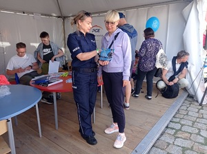 Policjantka rozmawia o służbie w Policji