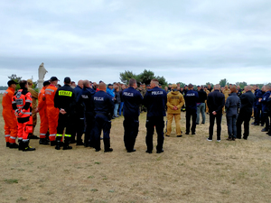 na placu widoczni przedstawiciele różnych służb i osoby nieumundurowane