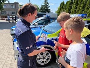 Policjantka rozmawia o bezpieczństwie