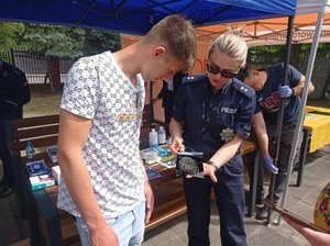 Uczeń zabezpieczył z policjantką ślady traseologiczne