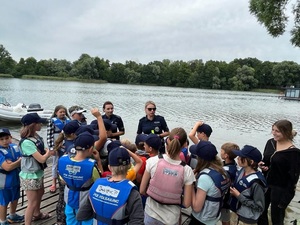 Policjantki rozmawiają z dziećmi o bezpieczeństwie nad wodą