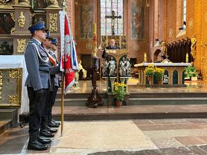 umundurowani policjanci stoją w kościele