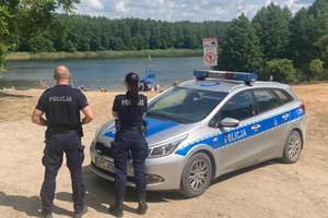 policjanci stoją na plaży