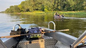 policyjna łódź na wodzie, w tle łódź PSP