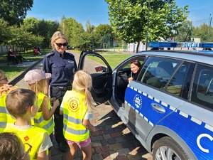Policjantki pokazują radiowóz dzieciom