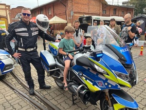 Policjant prezentuje motocykl służbowy