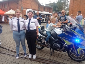 Uczennice klasy policyjnej przy motocyklu policyjnym