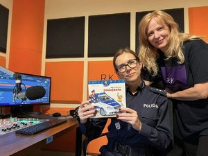 Policjantka i redaktorka stacji radiowej