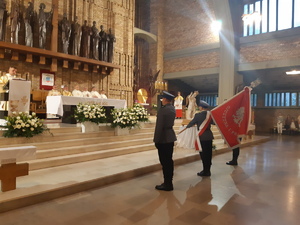 Poczet sztandarowy Komendy Miejskiej Policji w Toruniu w kościele