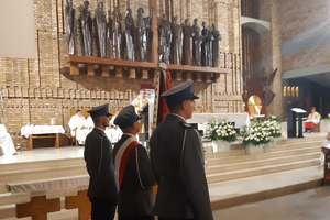 Poczet sztandarowy Komendy Miejskiej Policji w Toruniu w kościele