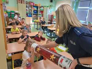 Policjantka prowadzi zajęcia dla dzieci