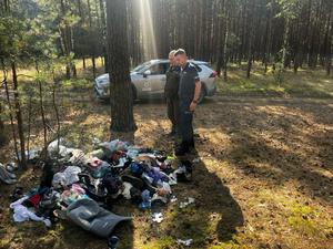 Policjant ze strażnikiem leśnym podczas patrolu