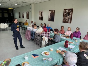 Policjantka rozmawia z Seniorami o bezpieczeństwie