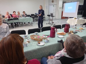 Policjantka rozmawia z Seniorami o bezpieczeństwie