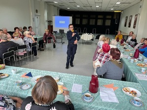 Policjantka rozmawia z Seniorami o bezpieczeństwie