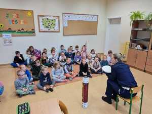 Policjantka edukuje dzieci