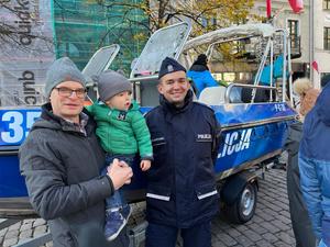 Policjanci z odwiedzającymi podczas pikniku patriotycznego