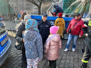 Policjanci z odwiedzającymi podczas pikniku patriotycznego