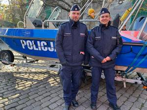 Policjanci z odwiedzającymi podczas pikniku patriotycznego