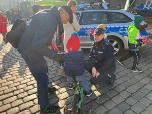 Policjanci z odwiedzającymi podczas pikniku patriotycznego