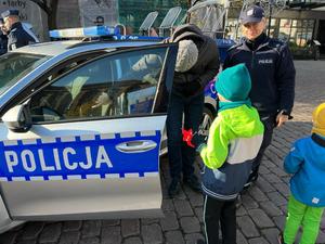 Policjanci z odwiedzającymi podczas pikniku patriotycznego