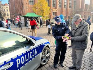 Policjanci z odwiedzającymi podczas pikniku patriotycznego