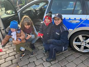 Policjanci z odwiedzającymi podczas pikniku patriotycznego