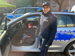 Policjanci z odwiedzającymi podczas pikniku patriotycznego