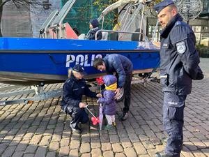 Policjanci z odwiedzającymi podczas pikniku patriotycznego