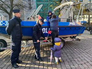 Policjanci z odwiedzającymi podczas pikniku patriotycznego