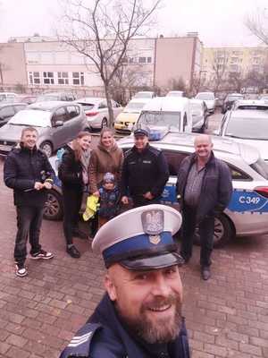 Policjanci rozdają elementy odblaskowe