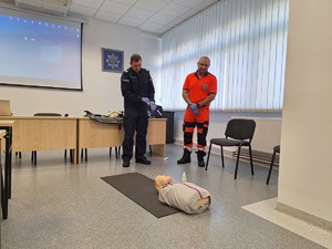 Cywile odbywają szkolenie na wypadek powołania do służby