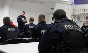 policjanci na sali konferencyjnej omawiają taktykę prowadzonych poszukiwań