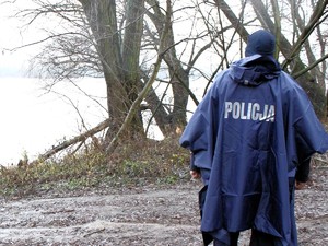 policjant obserwuje linię brzegową Wisły